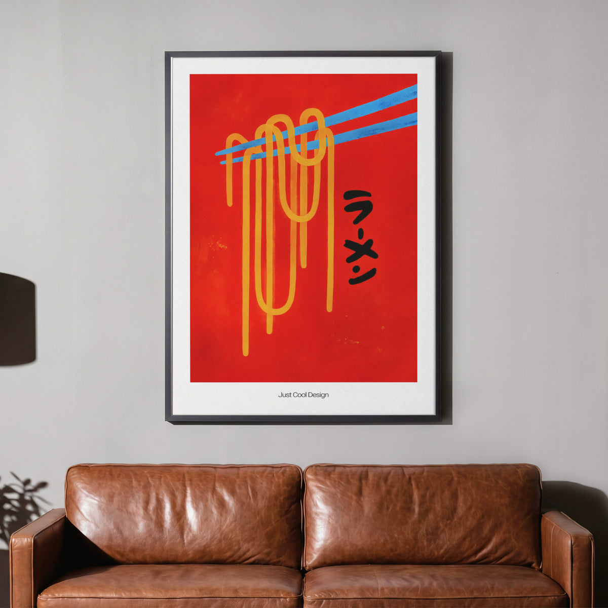 Abstrakter Appetit - Ramen Genuss Poster, gerahmt über einem braunen Ledersofa