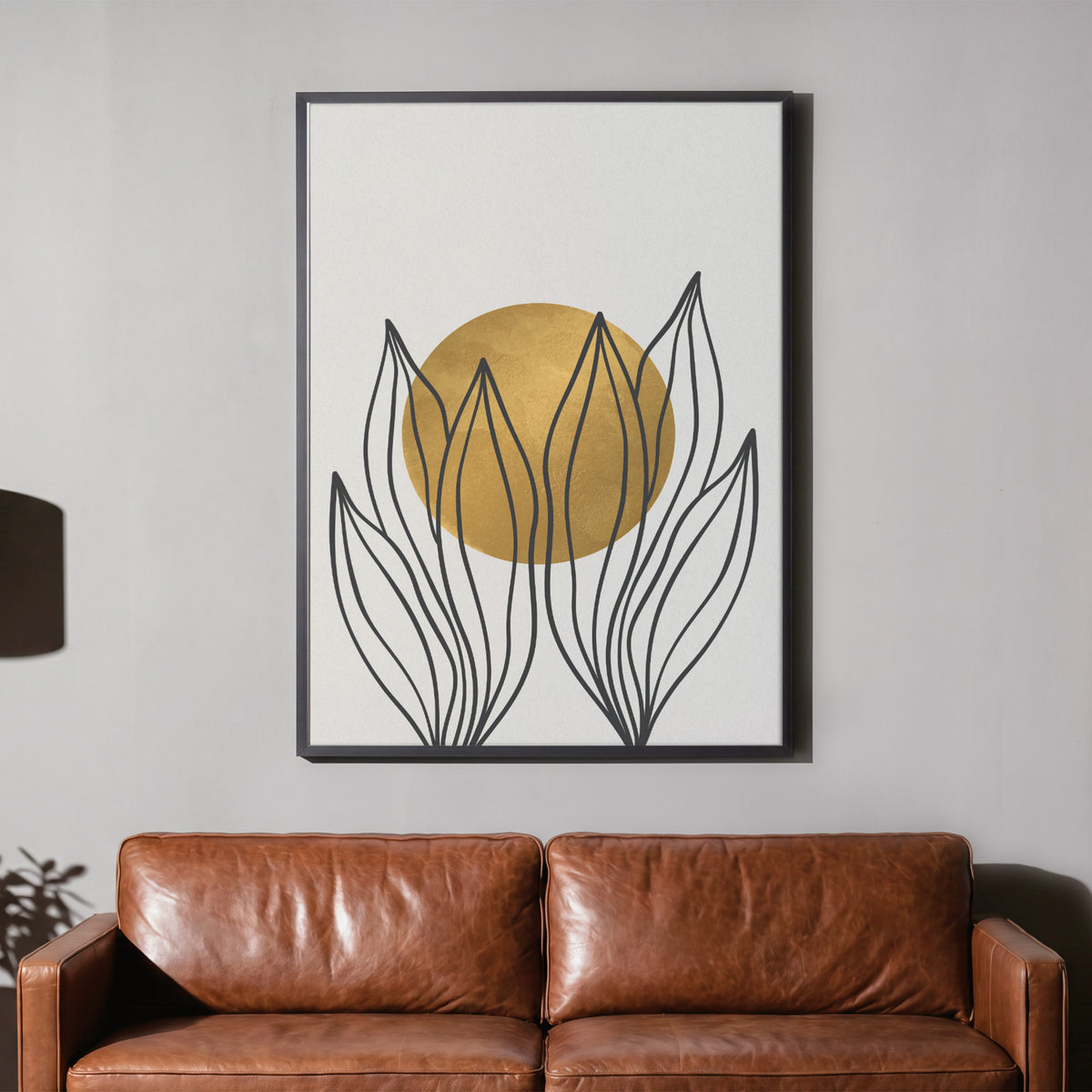 Abstrakte Gartenarbeit - Goldene Sonne Poster, gerahmt über einem braunen Ledersofa