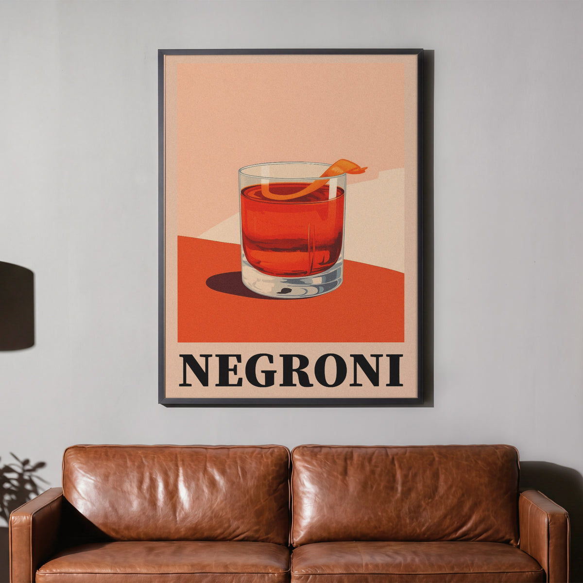 Aperitivo Zeit - Kühler Negroni Poster, gerahmt über einem braunen Ledersofa