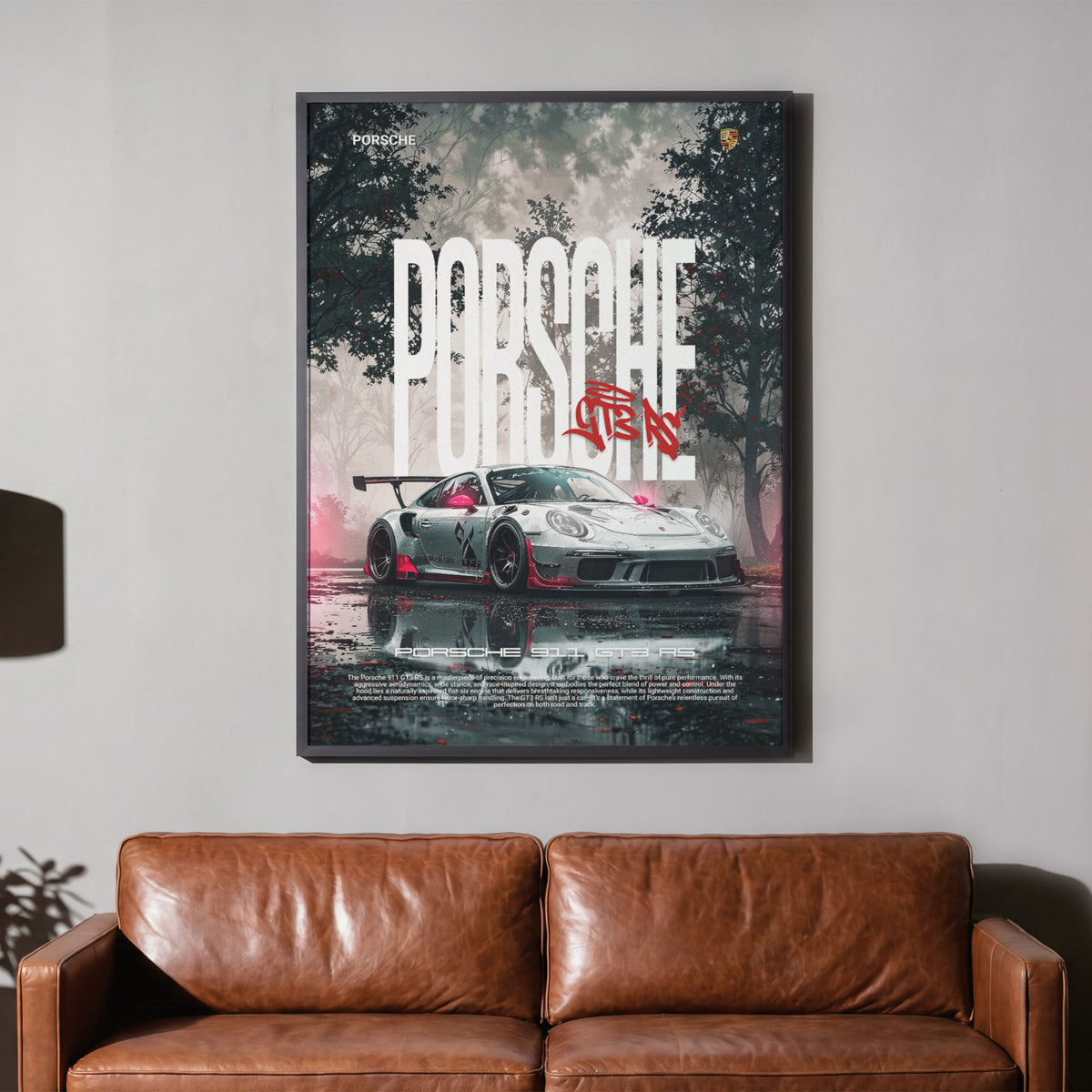 Performance auf Asphalt - Porsche GT3 RS Poster, gerahmt über einem braunen Ledersofa
