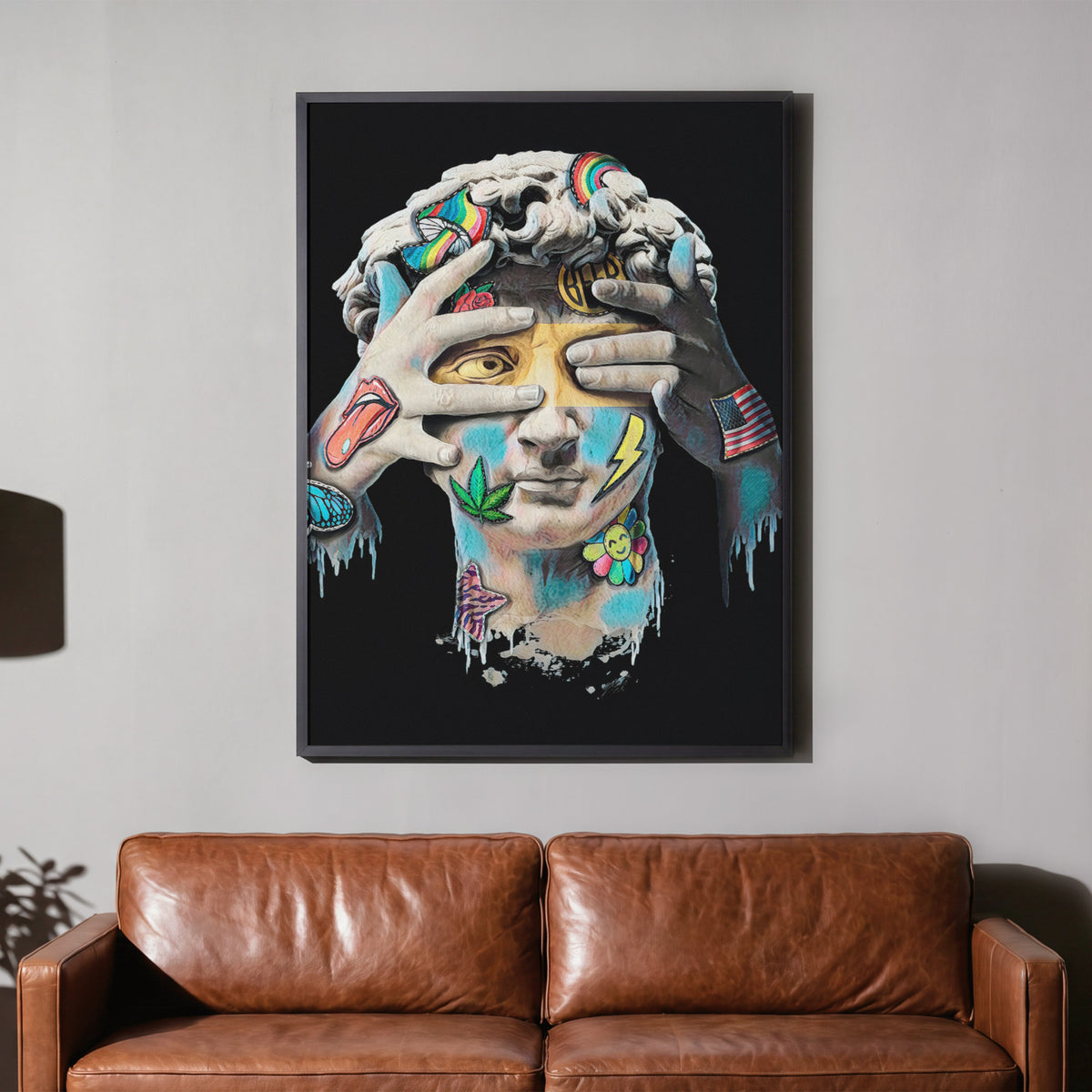 Geblendete Wahrheit - Modernes Pop-Art David Poster, gerahmt über einem braunen Ledersofa
