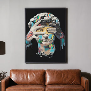 Geblendete Wahrheit - Modernes Pop-Art David Poster, gerahmt über einem braunen Ledersofa