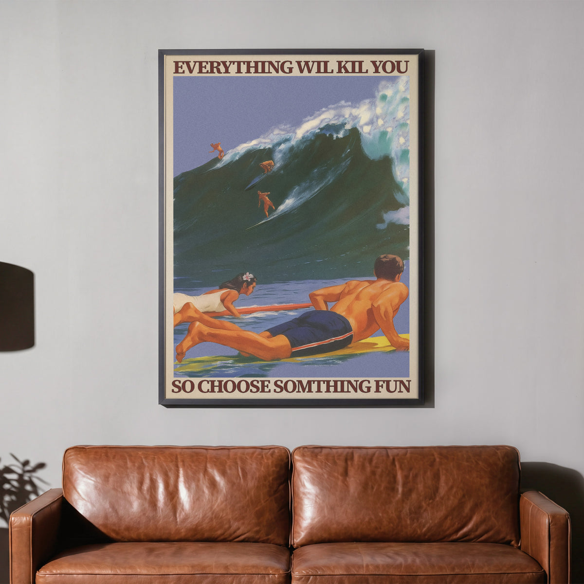 Choose Something Fun - Surfer Welle Poster, gerahmt über einem braunen Ledersofa