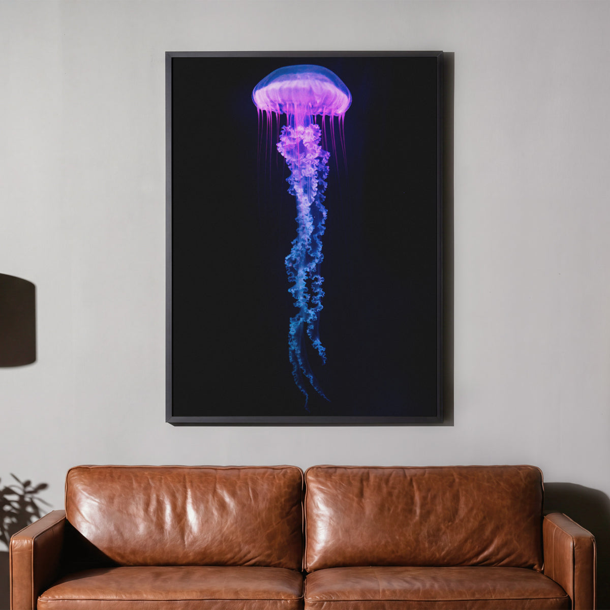 Kosmische Seele - Leuchtende Qualle Poster, gerahmt über einem braunen Ledersofa