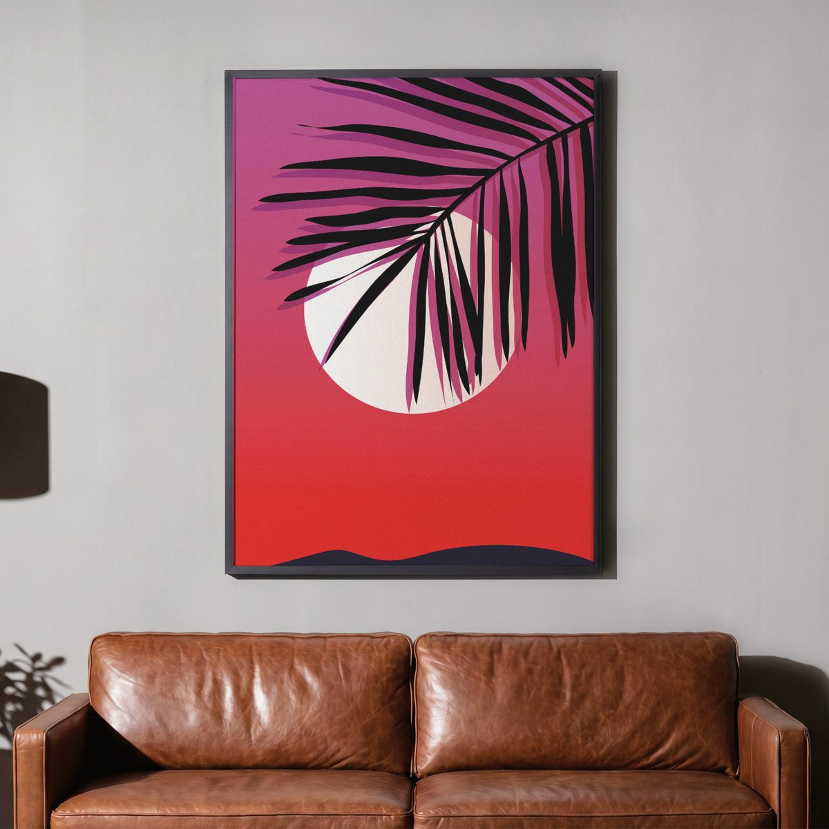 Schräge Palme - Synthwave-Ästhetik Poster, gerahmt über einem braunen Ledersofa