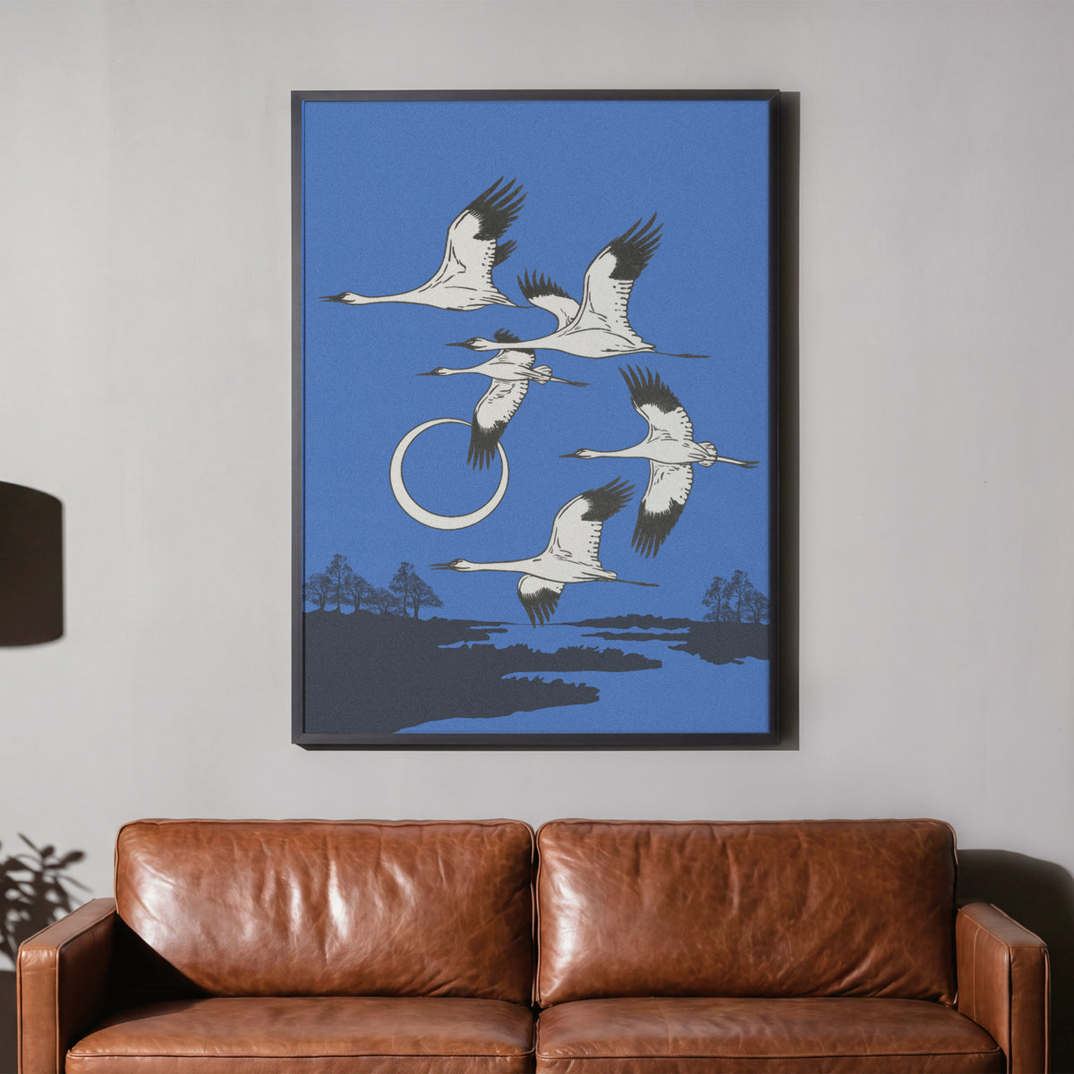 Ewiger Flug - Japanische Kraniche Poster, gerahmt über einem braunen Ledersofa
