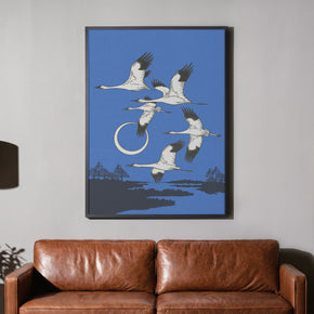 Ewiger Flug - Japanische Kraniche Poster, gerahmt über einem braunen Ledersofa