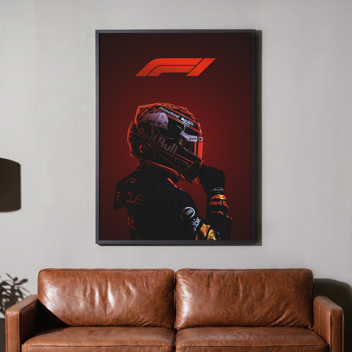 F1 Intensität - Red Bull Racing Poster, gerahmt über einem braunen Ledersofa