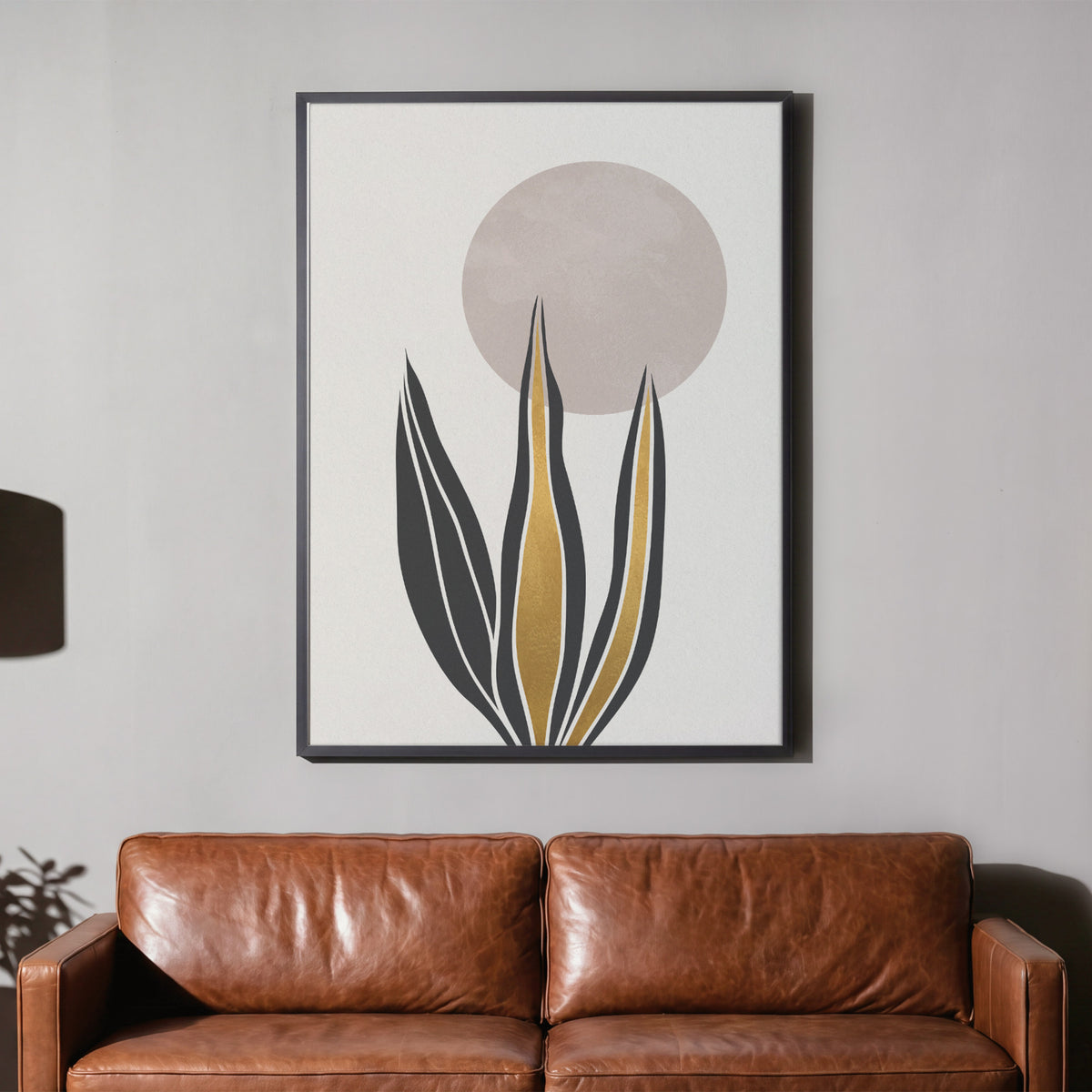 Florale Harmonie - Schlichte Eleganz Poster, gerahmt über einem braunen Ledersofa