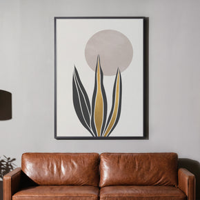 Florale Harmonie - Schlichte Eleganz Poster, gerahmt über einem braunen Ledersofa