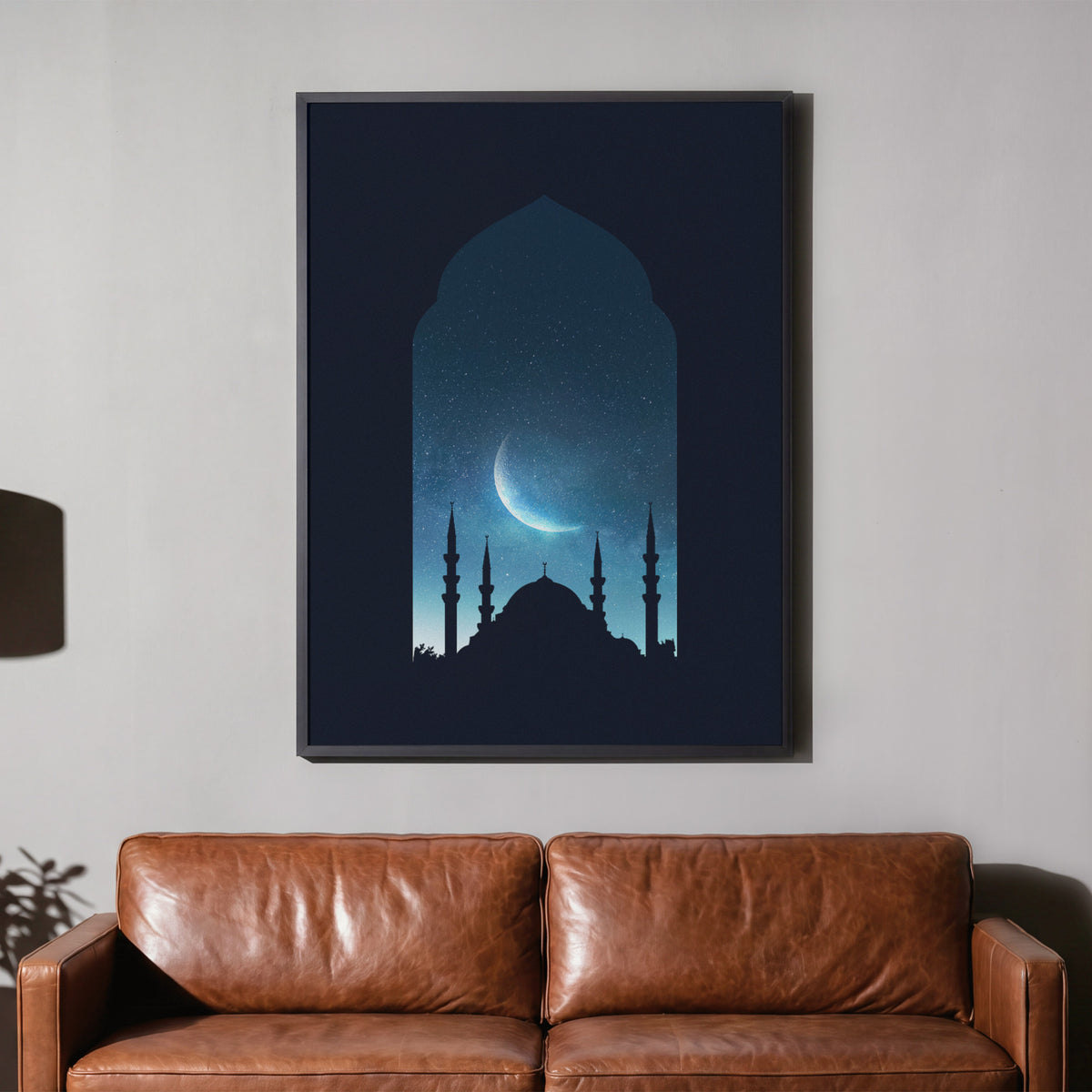 Heilige Nacht Moschee - Spirituelles Silhouetten Poster, gerahmt über einem braunen Ledersofa