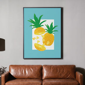 Saftiger Ananas Vibe - Frischer Sommer Poster, gerahmt über einem braunen Ledersofa