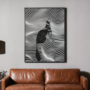 Light Waves – Abstrakte Bodyart Poster, gerahmt über einem braunen Ledersofa