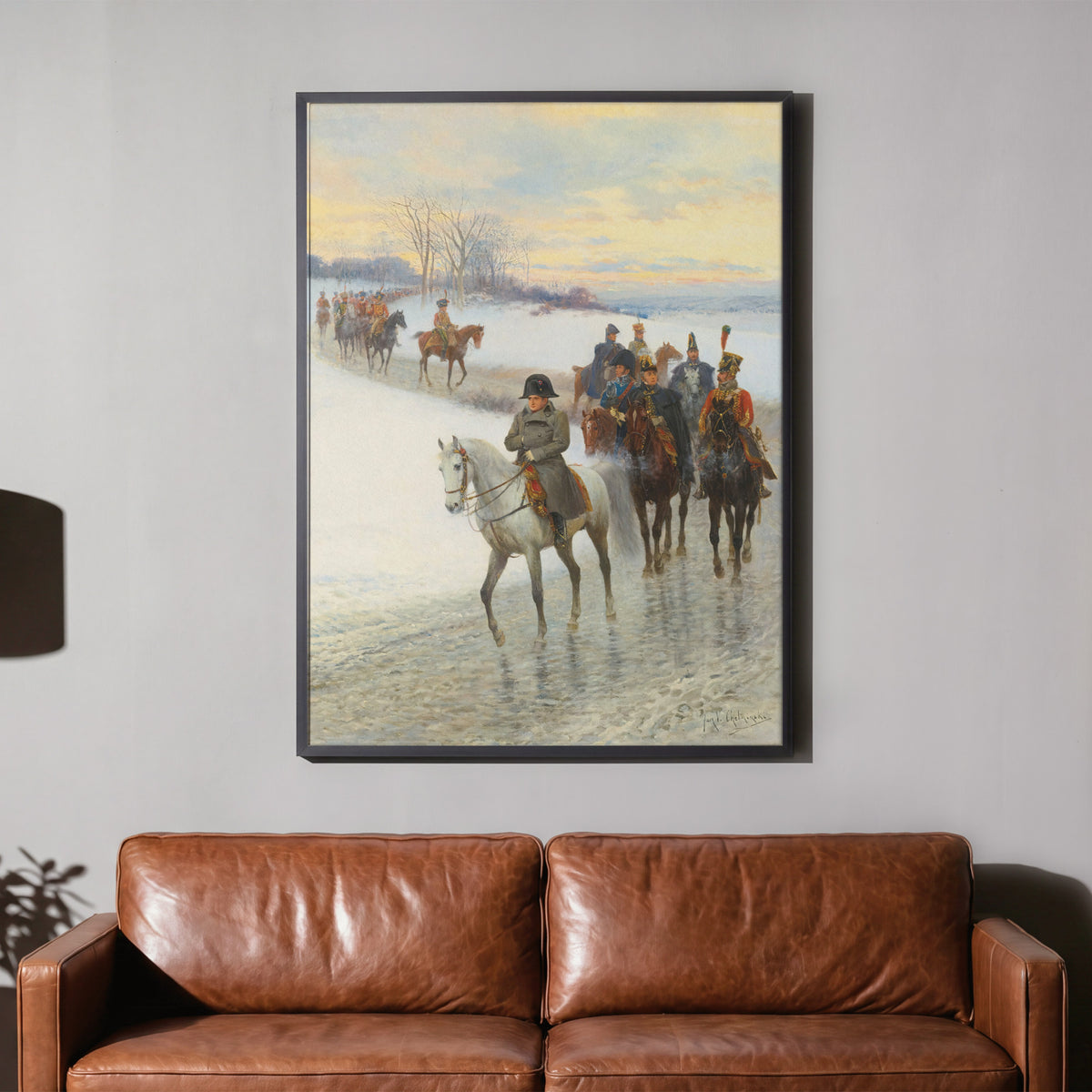 Napoleons Rückzug – Winterfeldzug Poster, gerahmt über einem braunen Ledersofa