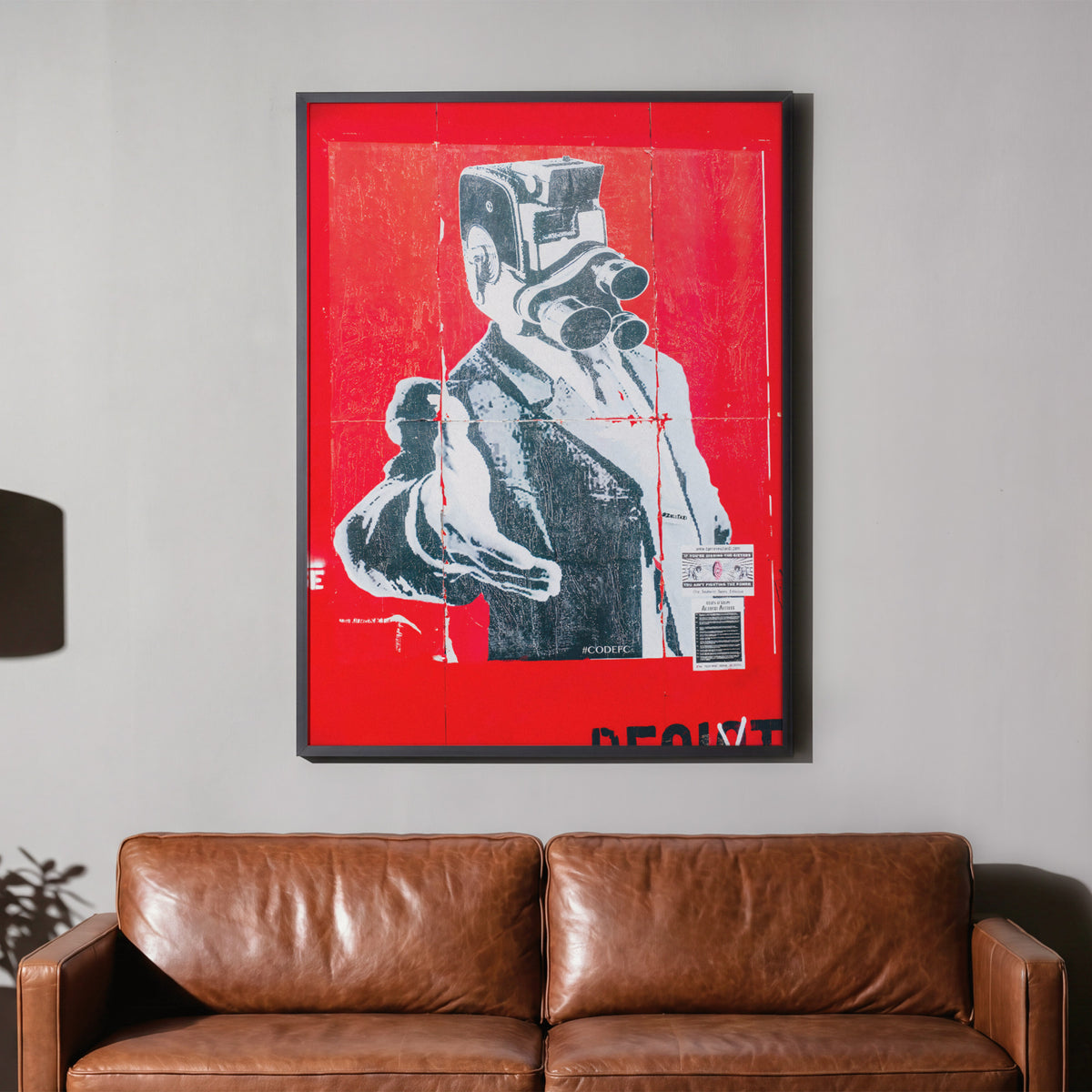 Resist – Urban Street-Art Poster, gerahmt über einem braunen Ledersofa