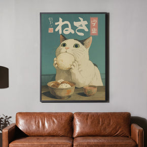 Reisbällchen Katze - Japanisches Diner Poster, gerahmt über einem braunen Ledersofa