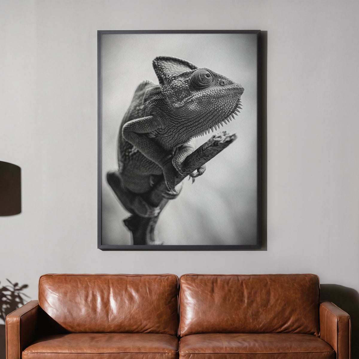 Haut aus Stein - Schwarz-Weiss Chamäleon Poster, gerahmt über einem braunen Ledersofa