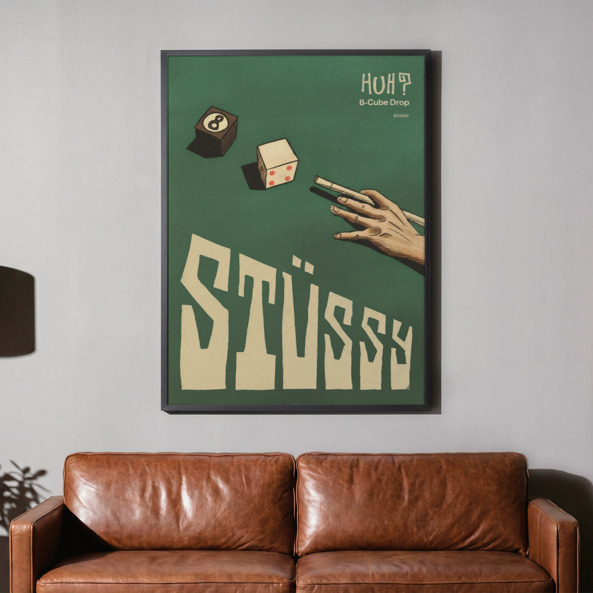 Streetwear Spiel - 8-Würfel Pool Poster, gerahmt über einem braunen Ledersofa