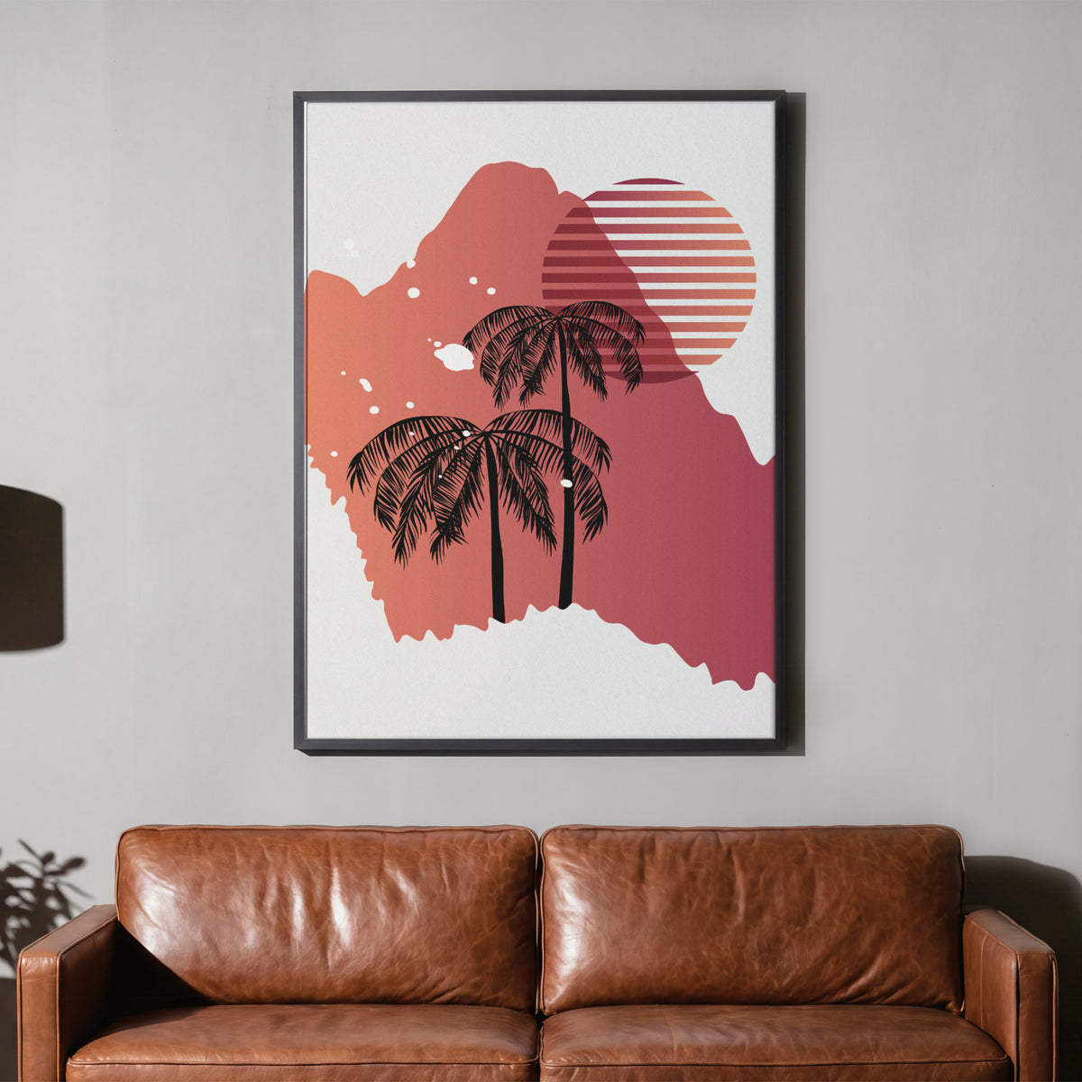Silhouette im Schein - Rote Dämmerung Poster, gerahmt über einem braunen Ledersofa