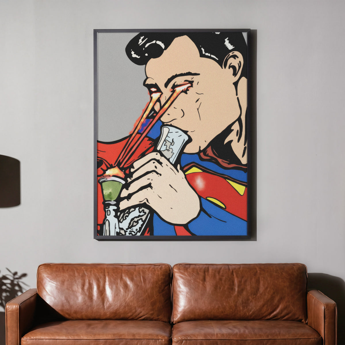 Superheld - Laser Feuer Poster, gerahmt über einem braunen Ledersofa