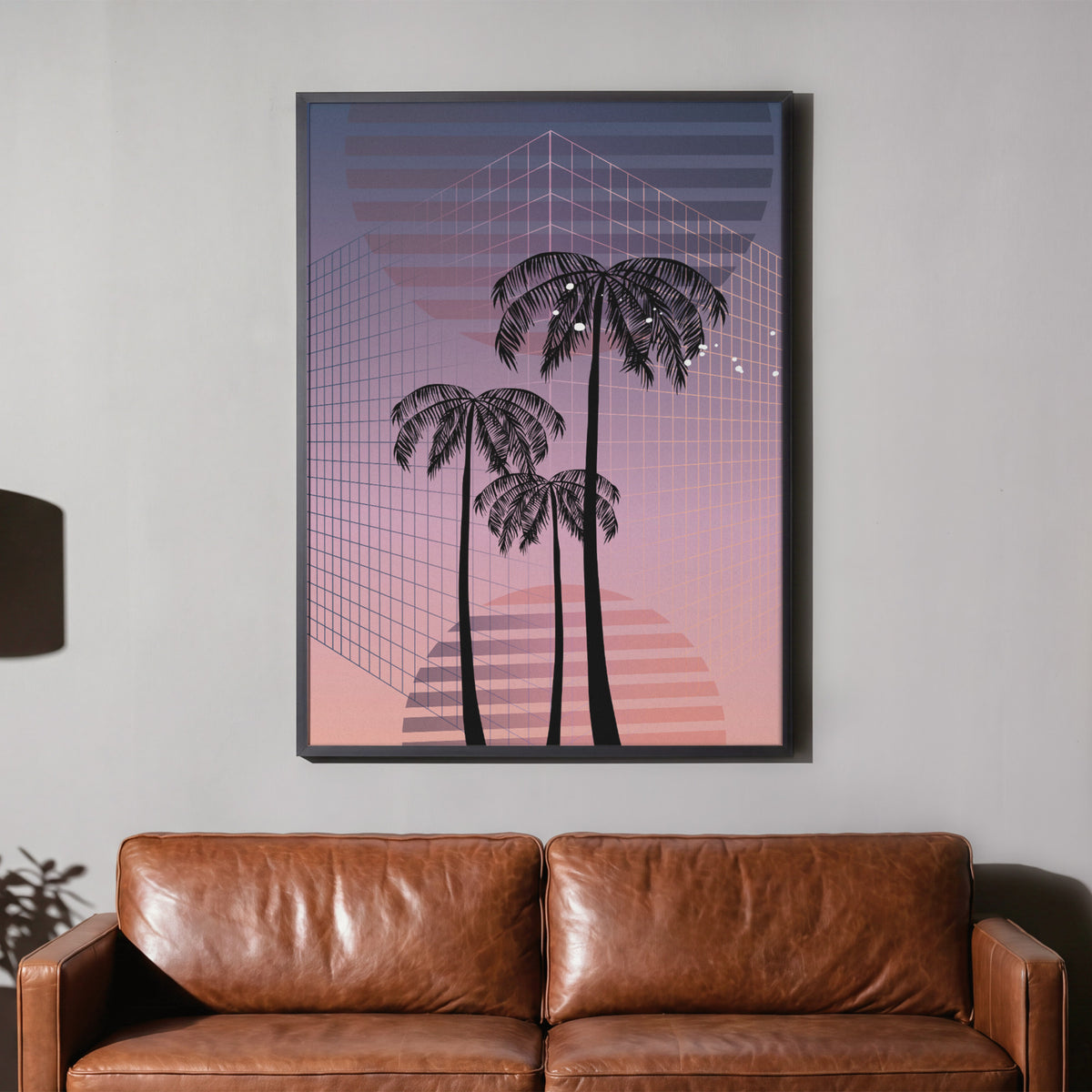 Vaporwave Palmen - Neon Sonnenuntergang Poster, gerahmt über einem braunen Ledersofa
