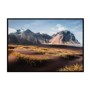 Stokkscape - Dramatisches Vestrahorn Island Poster, Nahaufnahme des Drucks im schmalen schwarzen Rahmen