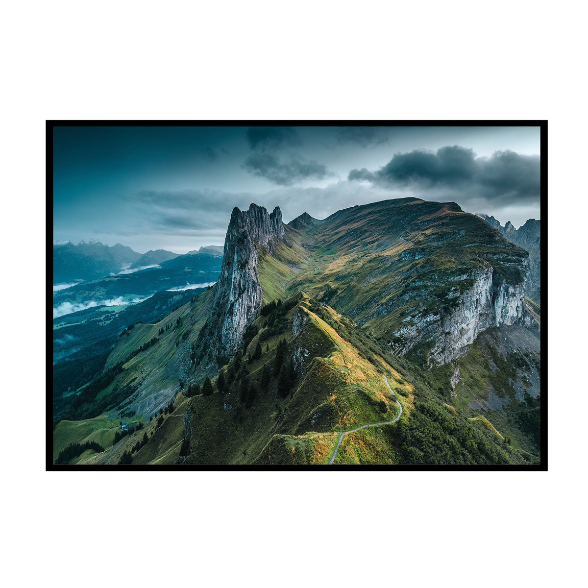Steinerne Wächter - Dramatischer Alpen-Bergrat Poster, Nahaufnahme des Drucks im schmalen schwarzen Rahmen