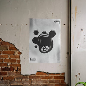 Abstraktes Schicksal - 8 Ball Poster, gerahmt an einer rauen Verputzwand