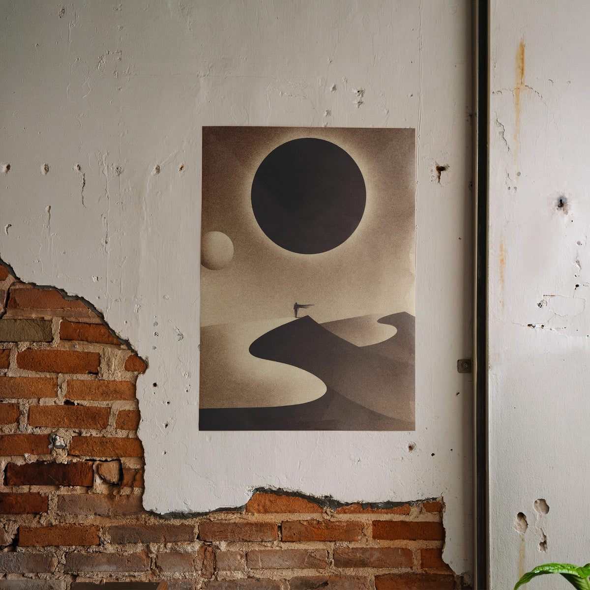 Kosmische Einsamkeit - Wüsten-Finsternis Poster, gerahmt an einer rauen Verputzwand