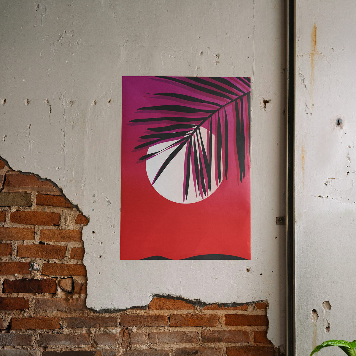 Schräge Palme - Synthwave-Ästhetik Poster, gerahmt an einer rauen Verputzwand