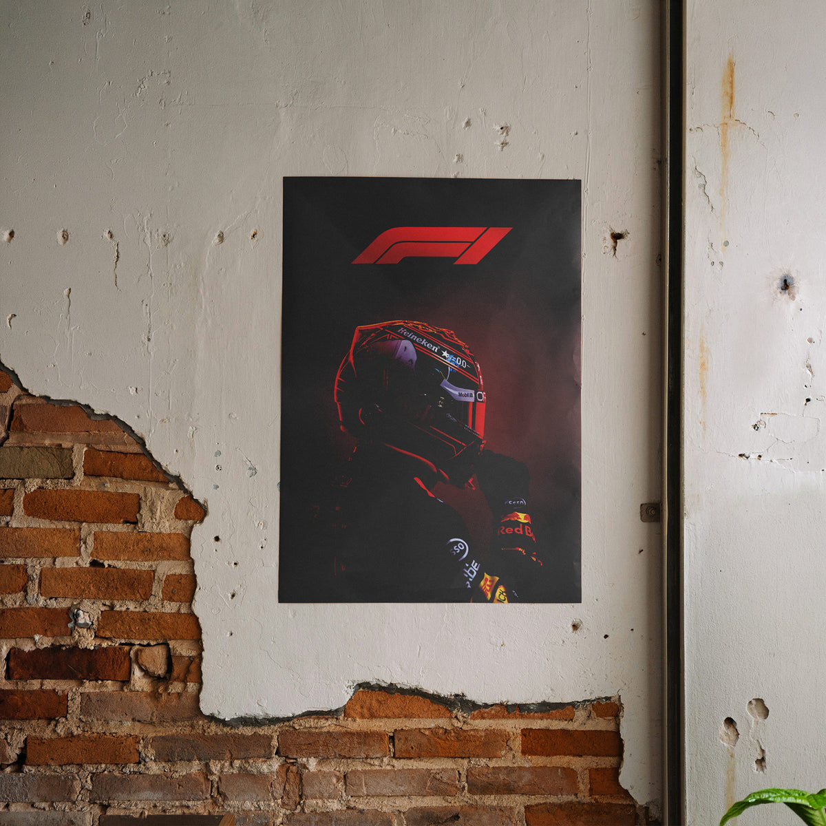 F1 Intensität - Red Bull Racing Poster, gerahmt an einer rauen Verputzwand
