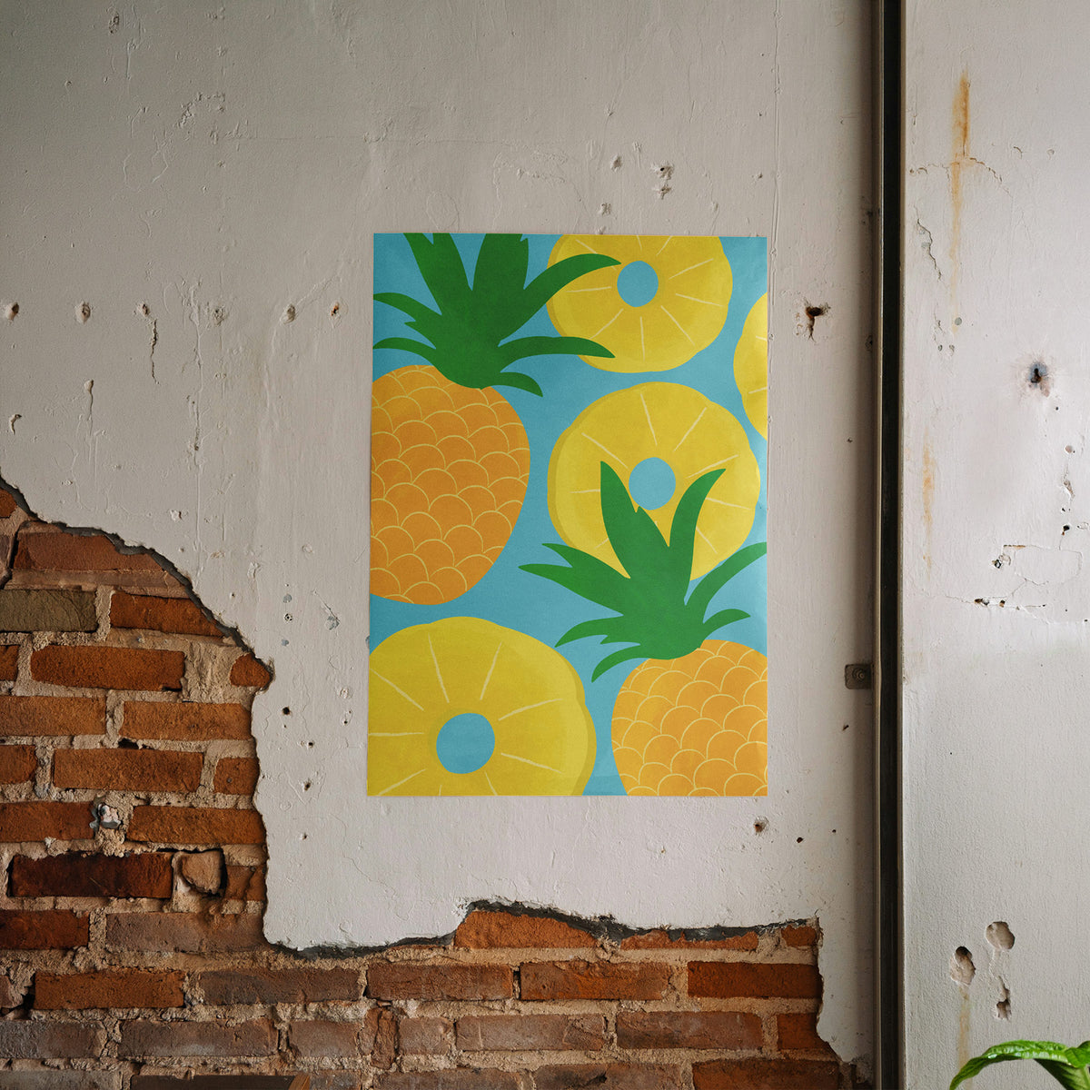 Fruchtige Komposition - Ananas-Träume Poster, gerahmt an einer rauen Verputzwand