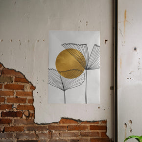 Goldene Botanik - Sanfte Linien Poster, gerahmt an einer rauen Verputzwand