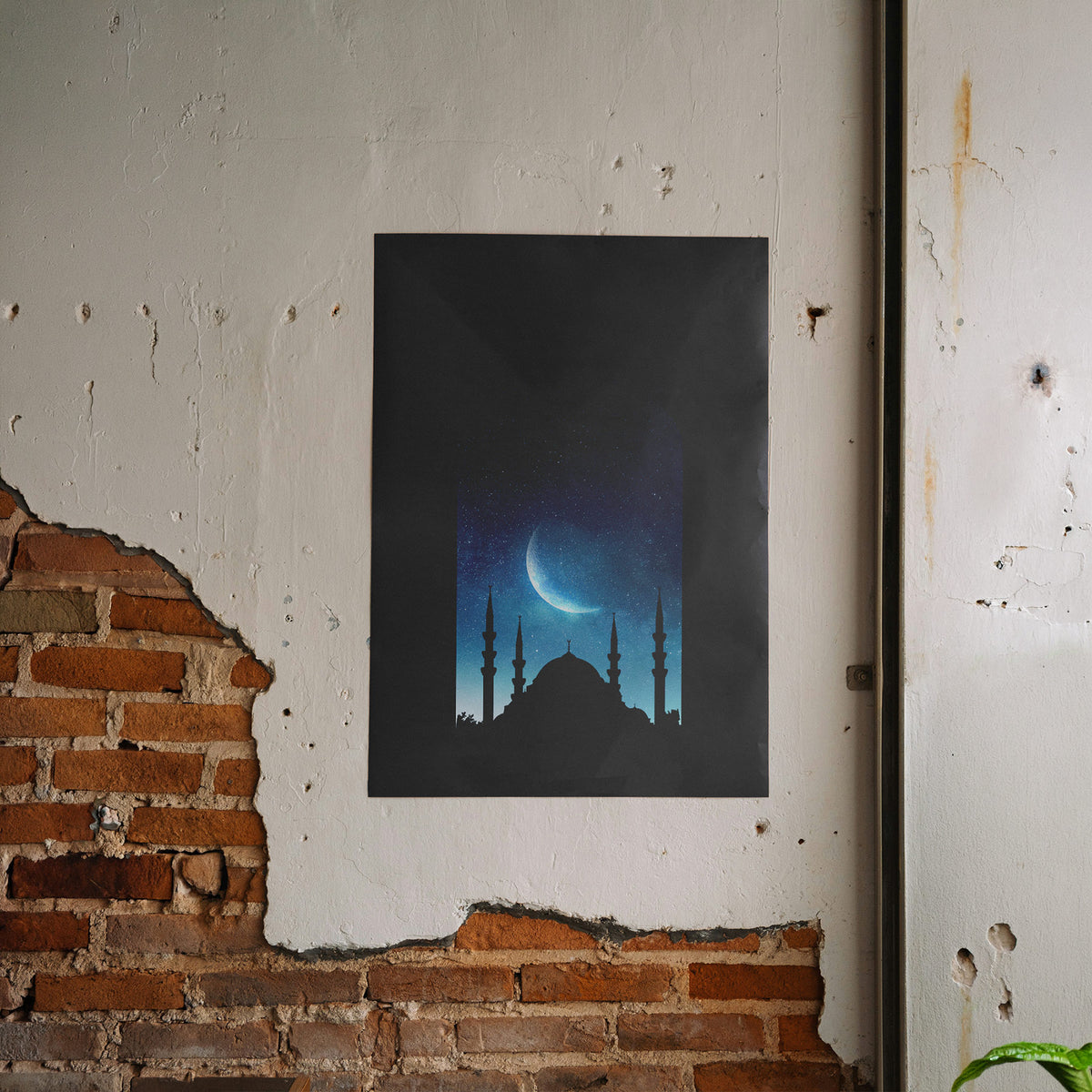 Heilige Nacht Moschee - Spirituelles Silhouetten Poster, gerahmt an einer rauen Verputzwand