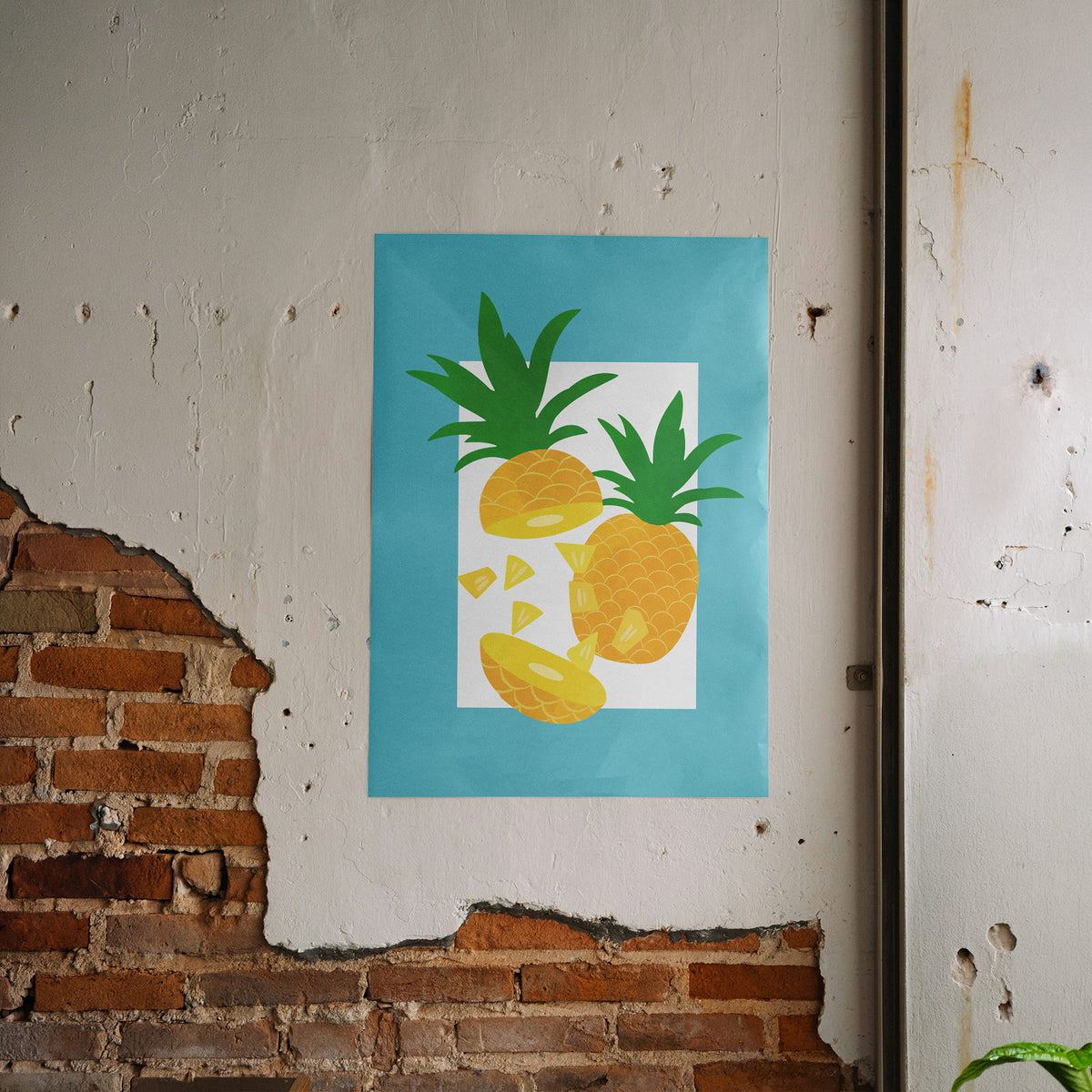 Saftiger Ananas Vibe - Frischer Sommer Poster, gerahmt an einer rauen Verputzwand