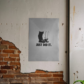 Just Did It - Freches Statement Poster, gerahmt an einer rauen Verputzwand
