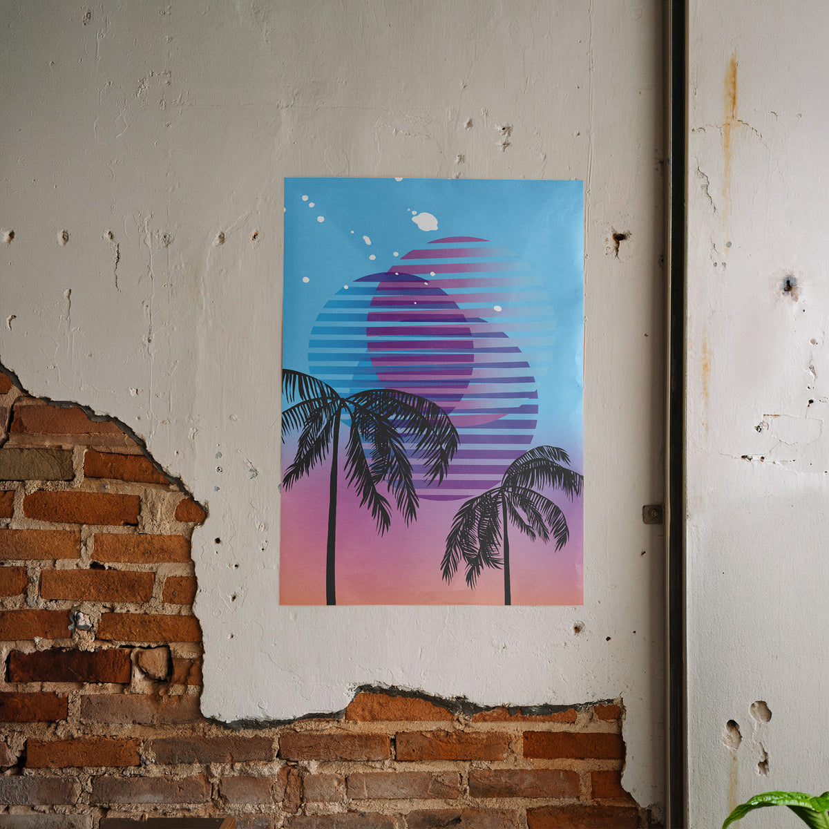 Palmennacht - 80er Synthwave Poster, gerahmt an einer rauen Verputzwand