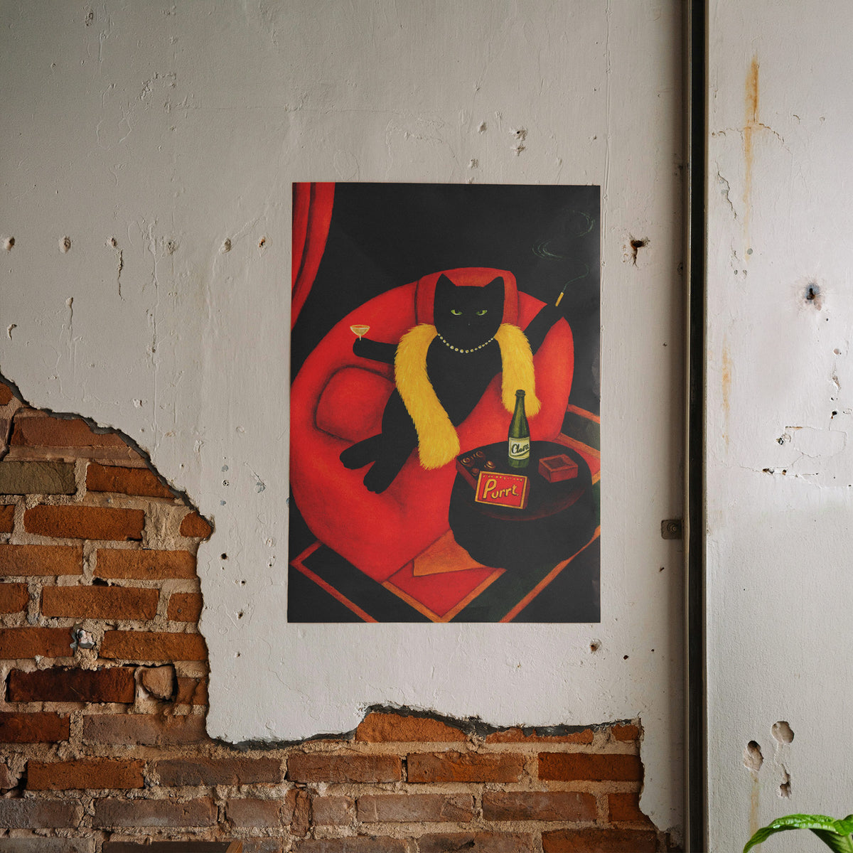 Purrt Lounge - Schicke Schwarze Katze Poster, gerahmt an einer rauen Verputzwand