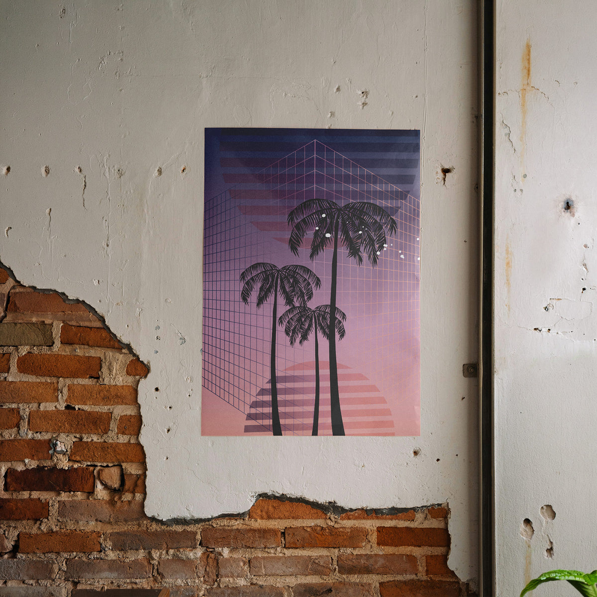 Vaporwave Palmen - Neon Sonnenuntergang Poster, gerahmt an einer rauen Verputzwand