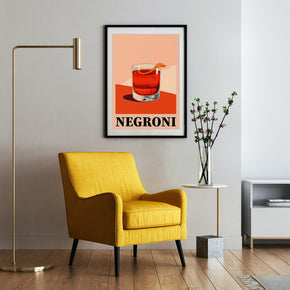Aperitivo Zeit - Kühler Negroni Poster, gerahmt an einer Wand neben einem Sessel