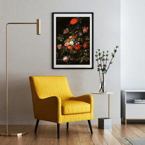 Klassisches Blumenstillleben Poster, gerahmt an einer Wand neben einem Sessel