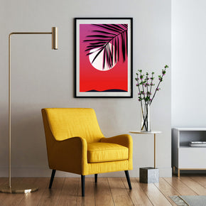 Schräge Palme - Synthwave-Ästhetik Poster, gerahmt an einer Wand neben einem Sessel