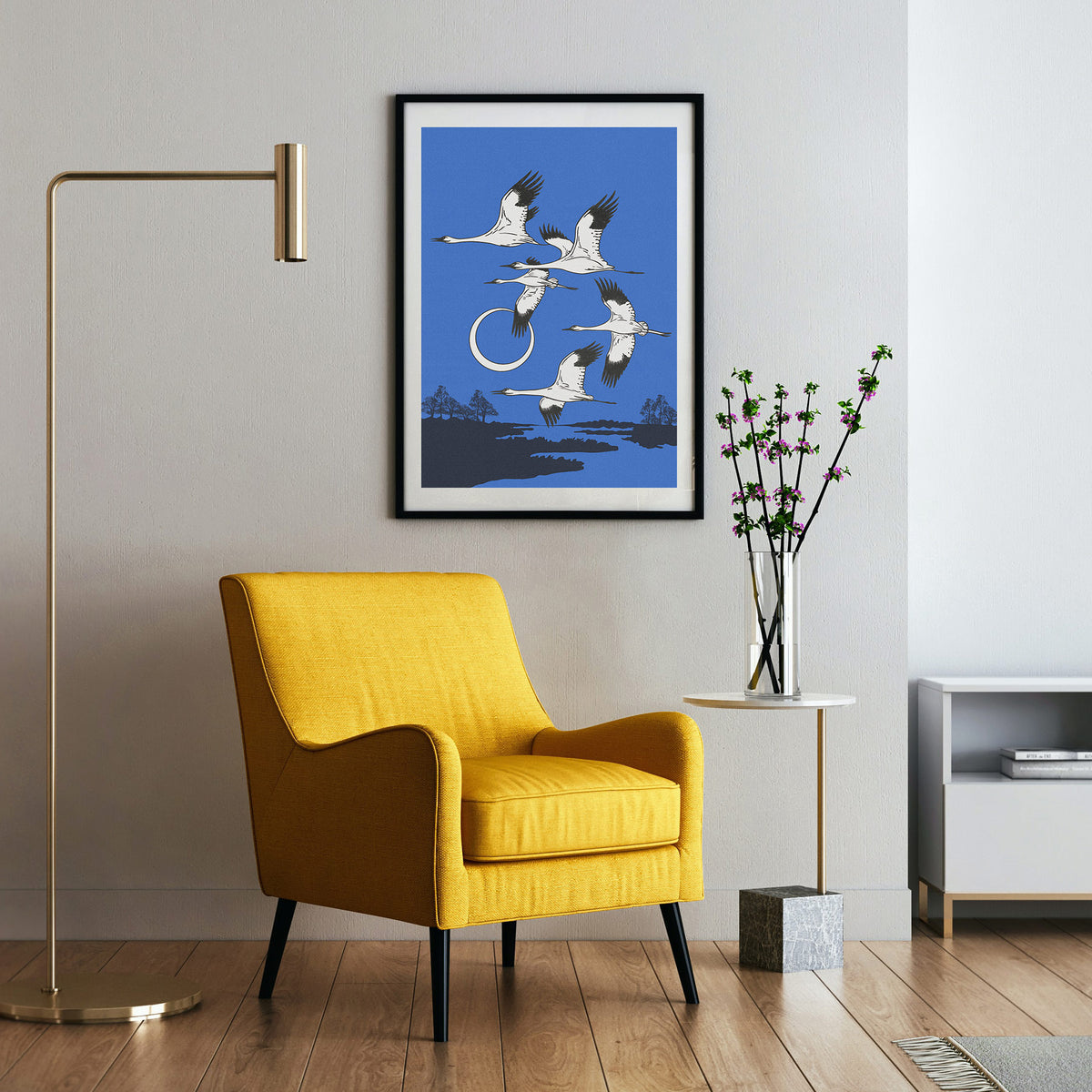 Ewiger Flug - Japanische Kraniche Poster, gerahmt an einer Wand neben einem Sessel