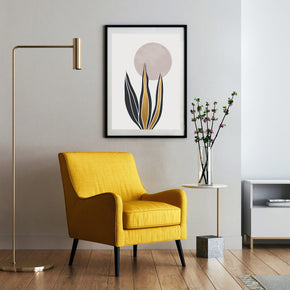 Florale Harmonie - Schlichte Eleganz Poster, gerahmt an einer Wand neben einem Sessel