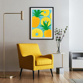 Fruchtige Komposition - Ananas-Träume Poster, gerahmt an einer Wand neben einem Sessel