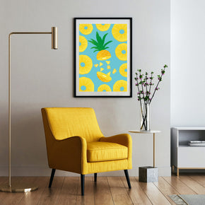 Funky Ananas - Süsse Sehnsucht Poster, gerahmt an einer Wand neben einem Sessel