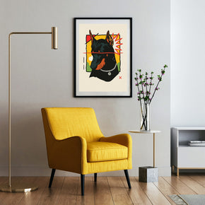 Wachsamer Blick - Dobermann Porträt Poster, gerahmt an einer Wand neben einem Sessel