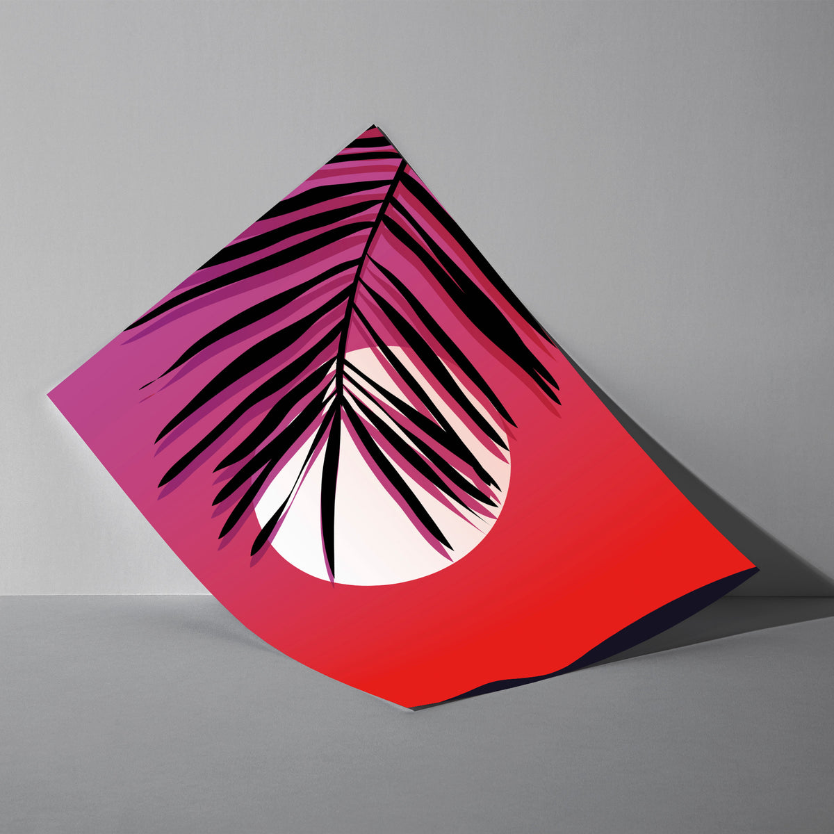Schräge Palme - Synthwave-Ästhetik Poster, als ungerahmtes Blatt an eine Wand gelehnt