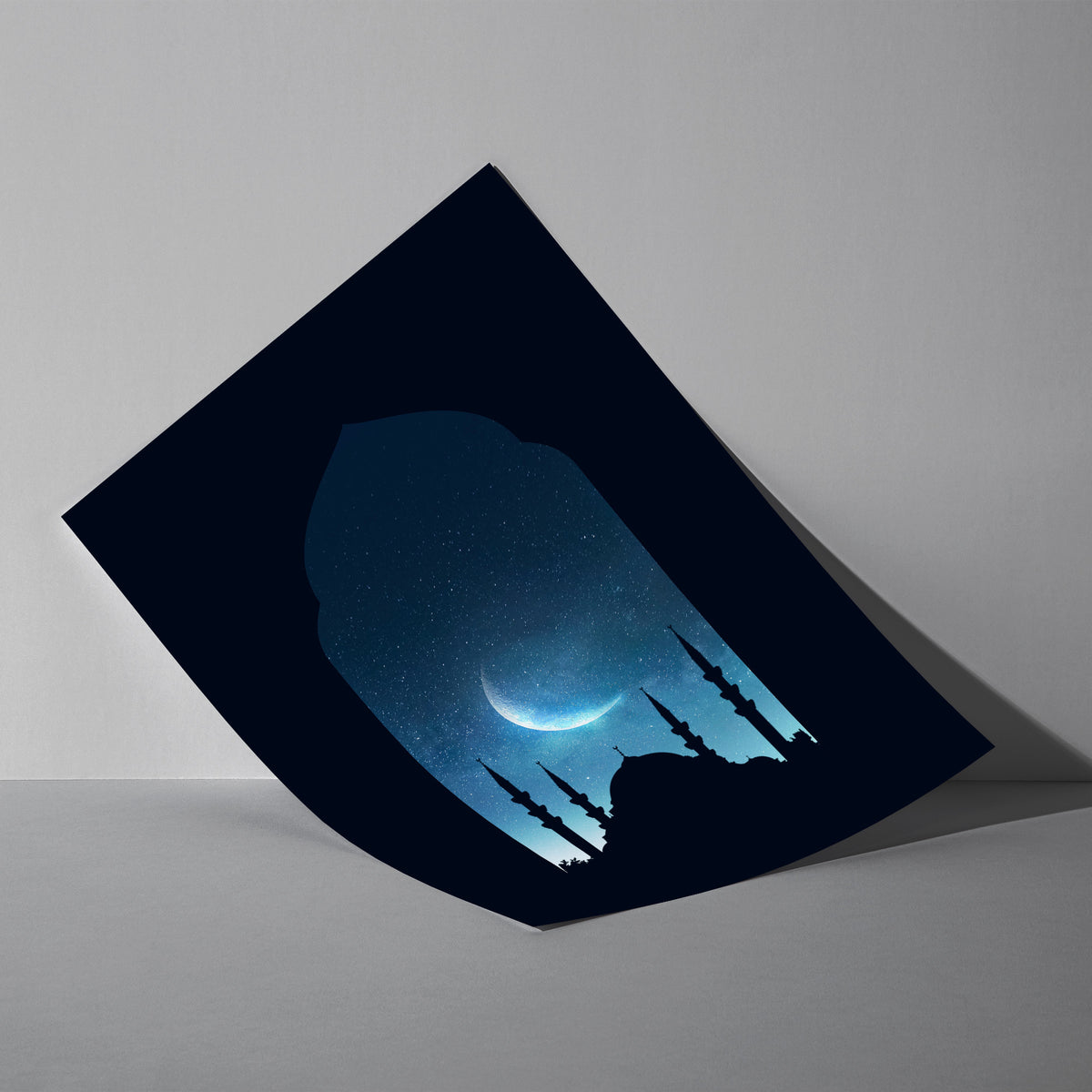 Heilige Nacht Moschee - Spirituelles Silhouetten Poster, als ungerahmtes Blatt an eine Wand gelehnt
