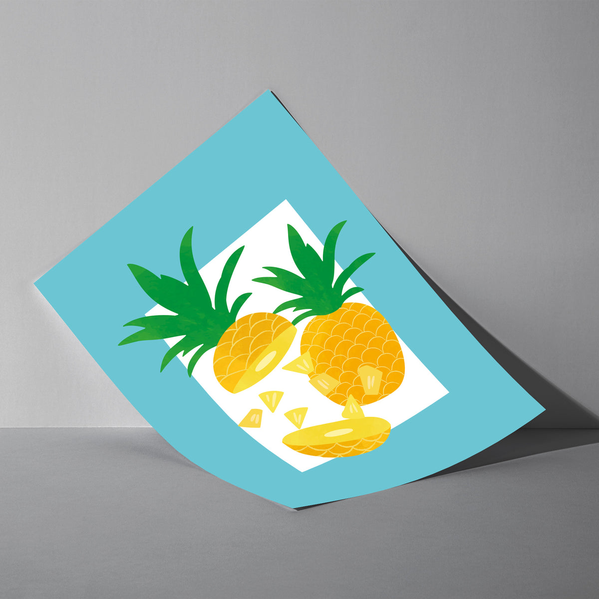 Saftiger Ananas Vibe - Frischer Sommer Poster, als ungerahmtes Blatt an eine Wand gelehnt